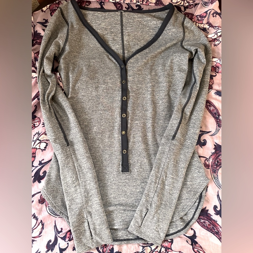 VEUC Lululemon V-neck, long sleeve, workout shirt with thumb holes